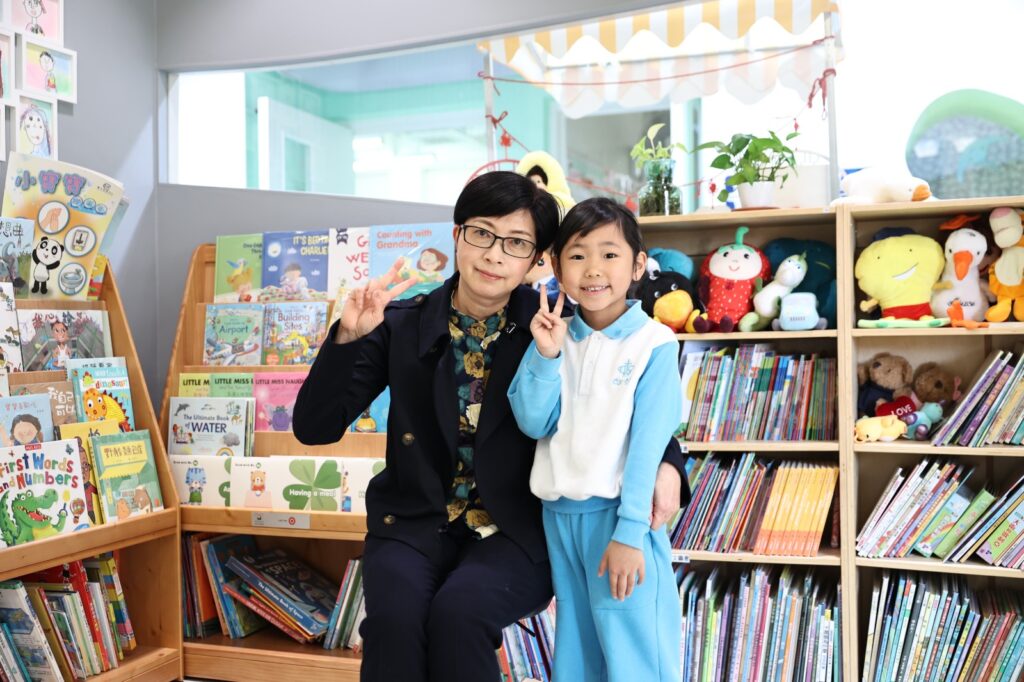 幼稚園教育，從來不只是照顧孩子吃飯、遊戲、學習知識；在林玉梅校長眼中，那更是一段為生命打底的關鍵時期。面對資訊爆炸、科技急速發展、人與人關係愈見疏離的年代，她不斷思考：幼稚園三年，究竟可以為孩子預備甚麼？是單純讓他們適應課堂，還是幫助他們學會思考、懂得尊重、能夠與人建立良好關係？在基督教宣道會安泰幼稚園，林校長選擇由愛出發，透過遊戲、體驗、家校合作與品格教育，陪伴孩子一步一步學會做人。