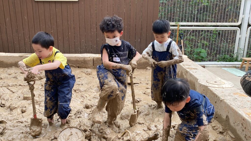 幼稚園教育，從來不只是照顧孩子吃飯、遊戲、學習知識；在林玉梅校長眼中，那更是一段為生命打底的關鍵時期。面對資訊爆炸、科技急速發展、人與人關係愈見疏離的年代，她不斷思考：幼稚園三年，究竟可以為孩子預備甚麼？是單純讓他們適應課堂，還是幫助他們學會思考、懂得尊重、能夠與人建立良好關係？在基督教宣道會安泰幼稚園，林校長選擇由愛出發，透過遊戲、體驗、家校合作與品格教育，陪伴孩子一步一步學會做人。