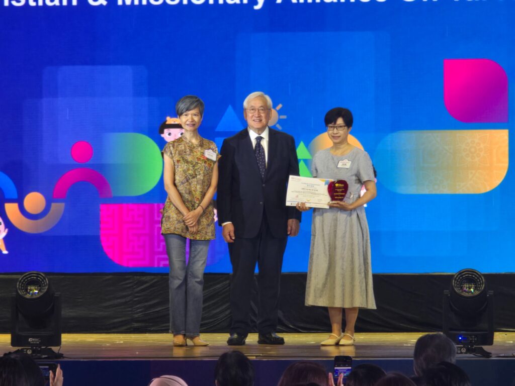 幼稚園教育，從來不只是照顧孩子吃飯、遊戲、學習知識；在林玉梅校長眼中，那更是一段為生命打底的關鍵時期。面對資訊爆炸、科技急速發展、人與人關係愈見疏離的年代，她不斷思考：幼稚園三年，究竟可以為孩子預備甚麼？是單純讓他們適應課堂，還是幫助他們學會思考、懂得尊重、能夠與人建立良好關係？在基督教宣道會安泰幼稚園，林校長選擇由愛出發，透過遊戲、體驗、家校合作與品格教育，陪伴孩子一步一步學會做人。