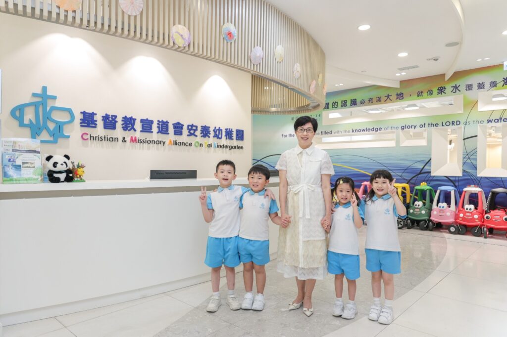 幼稚園教育，從來不只是照顧孩子吃飯、遊戲、學習知識；在林玉梅校長眼中，那更是一段為生命打底的關鍵時期。面對資訊爆炸、科技急速發展、人與人關係愈見疏離的年代，她不斷思考：幼稚園三年，究竟可以為孩子預備甚麼？是單純讓他們適應課堂，還是幫助他們學會思考、懂得尊重、能夠與人建立良好關係？在基督教宣道會安泰幼稚園，林校長選擇由愛出發，透過遊戲、體驗、家校合作與品格教育，陪伴孩子一步一步學會做人。