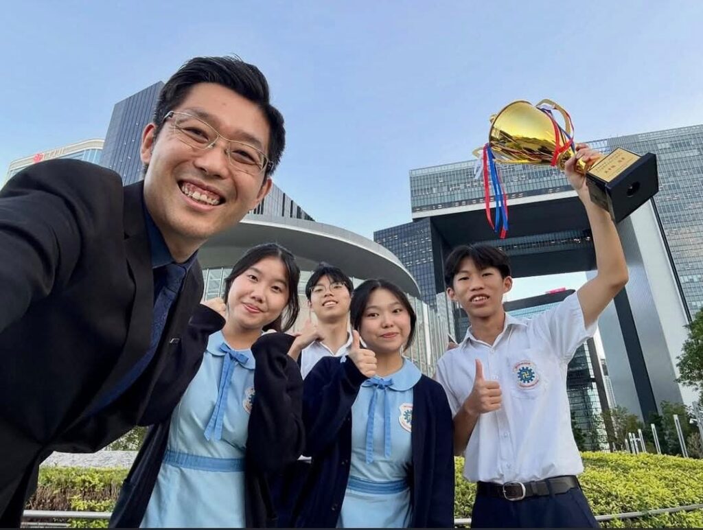 在一個講求成績、排名與競爭力的教育環境裡,佛教葉紀南紀念中學 林志煒校長,卻把教育說回一件很樸素的事:幫助孩子成為一個好人。這句話沒有華麗包裝,卻貫穿他近二十年的教育路。從商業世界轉身走進課室,由前線教師到今天成為校長,他一直思考同一個問題:學校除了教授知識,還可以怎樣讓學生找到方向、建立自信,並在成長中學會關心他人。