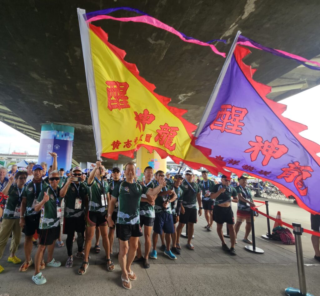 在龍舟上，年齡從來不是退場的理由。醒神龍舟隊主席李國新Tiger和會長黃志光Tony，帶領一班大多數已年過六十的隊員，繼續拿起划槳，在水上一次又一次向前。他們不是一班純粹為興趣而聚在一起的長者隊伍，而是一群有紀律、有目標、有拼搏精神的「耆兵」。有人划了三、四十年，有人七十多歲大家仍然接受耐心細緻的金牌教練李家滿，李Sir每星期三次嚴謹訓練；他們笑說自己「老」，但一坐上龍舟，眼神與節奏都仍然像比賽當日般專注。對他們而言，龍舟不只是運動，更是人生下半場繼續向前的方式。