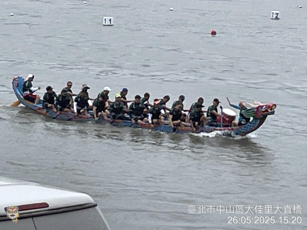 在龍舟上，年齡從來不是退場的理由。醒神龍舟隊主席李國新Tiger和會長黃志光Tony，帶領一班大多數已年過六十的隊員，繼續拿起划槳，在水上一次又一次向前。他們不是一班純粹為興趣而聚在一起的長者隊伍，而是一群有紀律、有目標、有拼搏精神的「耆兵」。有人划了三、四十年，有人七十多歲大家仍然接受耐心細緻的金牌教練李家滿，李Sir每星期三次嚴謹訓練；他們笑說自己「老」，但一坐上龍舟，眼神與節奏都仍然像比賽當日般專注。對他們而言，龍舟不只是運動，更是人生下半場繼續向前的方式。