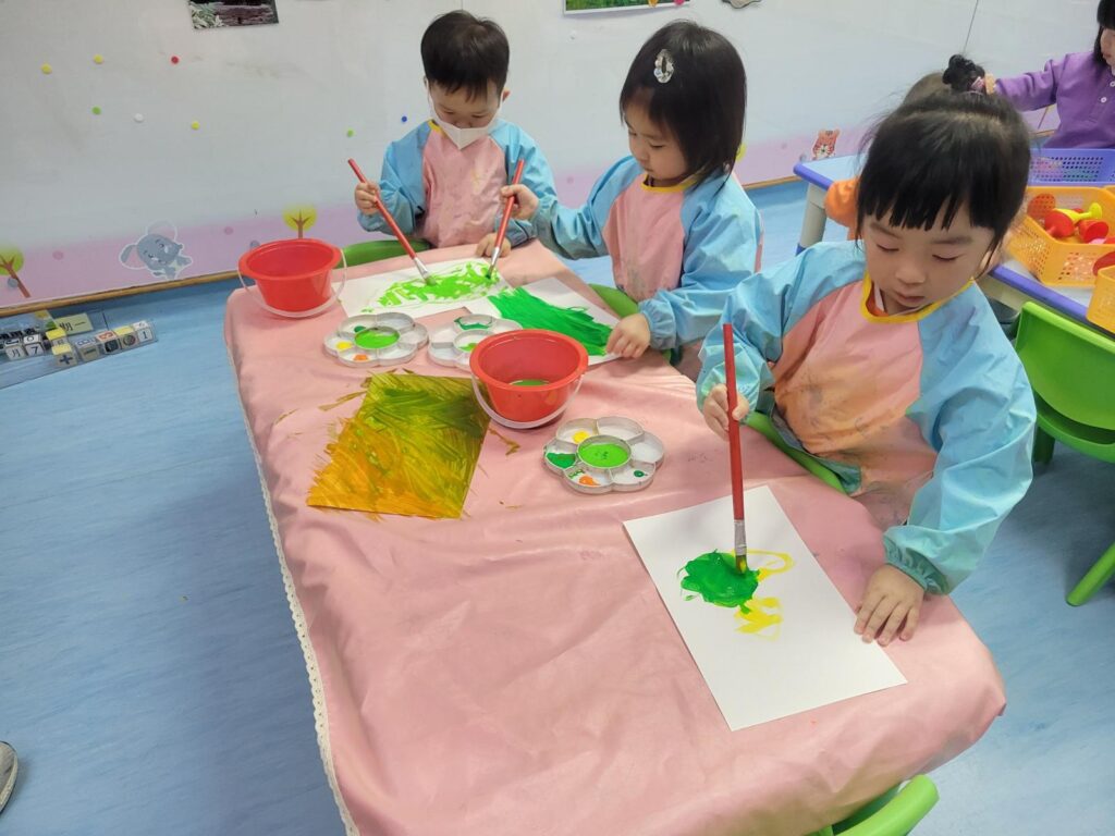 一本由幼兒參與創作的繪本，可以帶來甚麼？對鄰舍輔導會粉嶺幼兒園而言，它不只是一項校本課程成果，也不只是一本故事書，而是一段讓孩子、老師和家長共同參與的成長旅程。從角色構思、故事發展，到圖像創作和延伸活動，孩子不再只是聽故事的人，而是故事的創作者。透過這本繪本，學校希望讓孩子看見自己有能力想像、有能力表達，也有能力關心身邊的人；同時，讓家長重新思考陪伴孩子成長的方式。