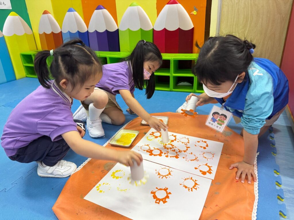 一本由幼兒參與創作的繪本，可以帶來甚麼？對鄰舍輔導會粉嶺幼兒園而言，它不只是一項校本課程成果，也不只是一本故事書，而是一段讓孩子、老師和家長共同參與的成長旅程。從角色構思、故事發展，到圖像創作和延伸活動，孩子不再只是聽故事的人，而是故事的創作者。透過這本繪本，學校希望讓孩子看見自己有能力想像、有能力表達，也有能力關心身邊的人；同時，讓家長重新思考陪伴孩子成長的方式。