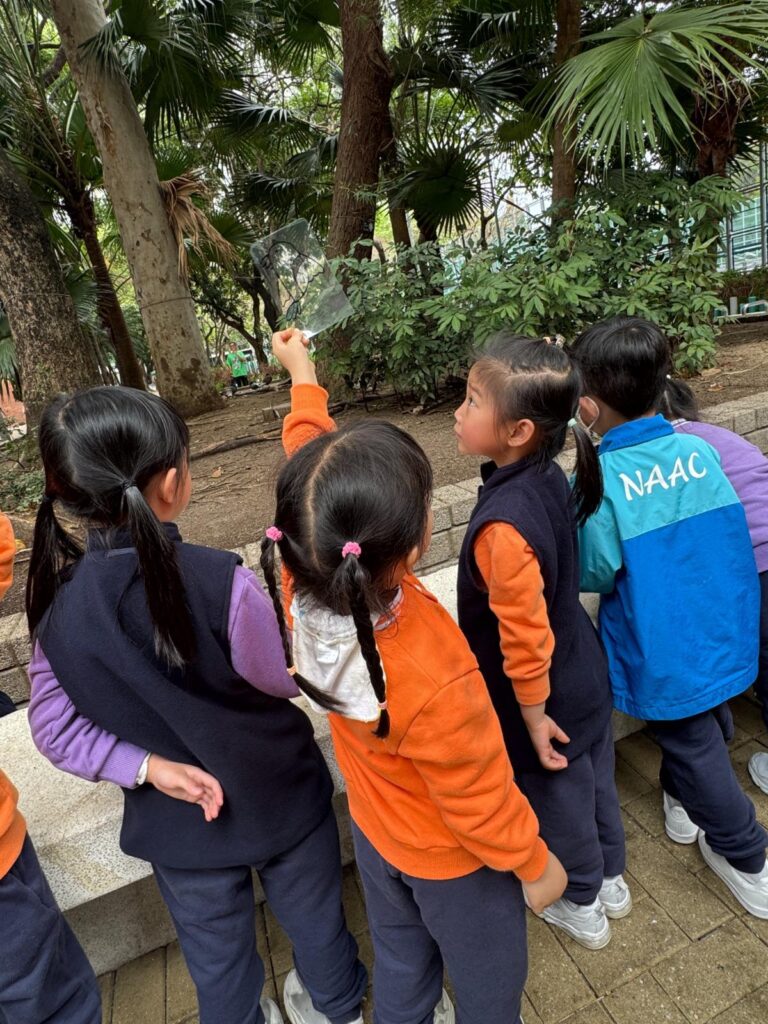 一本由幼兒參與創作的繪本，可以帶來甚麼？對鄰舍輔導會粉嶺幼兒園而言，它不只是一項校本課程成果，也不只是一本故事書，而是一段讓孩子、老師和家長共同參與的成長旅程。從角色構思、故事發展，到圖像創作和延伸活動，孩子不再只是聽故事的人，而是故事的創作者。透過這本繪本，學校希望讓孩子看見自己有能力想像、有能力表達，也有能力關心身邊的人；同時，讓家長重新思考陪伴孩子成長的方式。