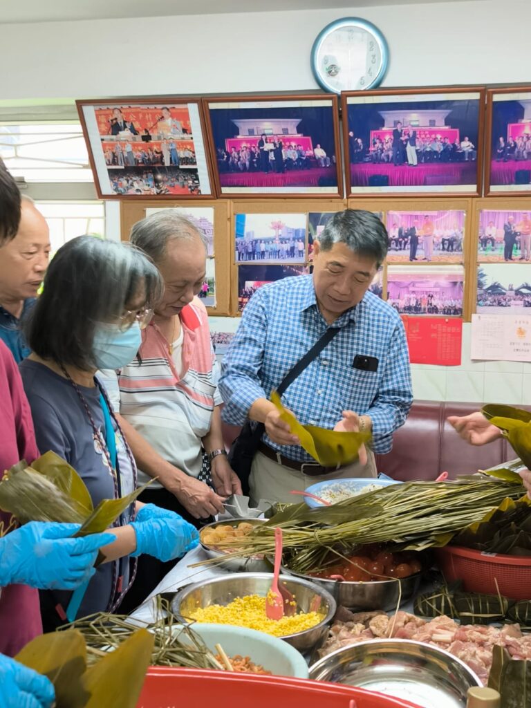 問起初心,邱錦平主席笑說:「初心都冇㗎。」這句話聽來隨意,卻很像他的人生軌跡,不是一早計劃好要走上地區服務的位置,而是在不同階段遇到人、遇到事,慢慢被推到前線,然後就認真地做下去。荃灣人熟悉他,多稱他「細平哥」。他現為荃灣鄉事委員會主席,亦是多年來參與地區、鄉村事務的重要人物。細平哥的父親曾任村長及鄉事會副主席,家族與鄉村事務早有淵源。不過年輕時的他,對村務未算特別熱衷,反而是在出來社會工作後,先接觸到工會、工友權益,才逐步建立起「有人需要,就應該出一分力」的信念。