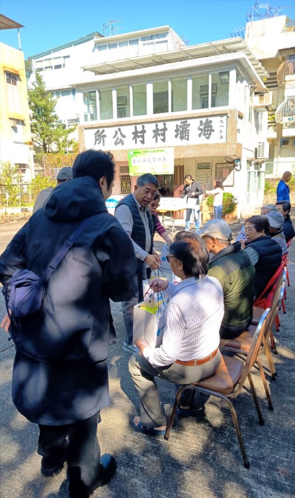 問起初心,邱錦平主席笑說:「初心都冇㗎。」這句話聽來隨意,卻很像他的人生軌跡,不是一早計劃好要走上地區服務的位置,而是在不同階段遇到人、遇到事,慢慢被推到前線,然後就認真地做下去。荃灣人熟悉他,多稱他「細平哥」。他現為荃灣鄉事委員會主席,亦是多年來參與地區、鄉村事務的重要人物。細平哥的父親曾任村長及鄉事會副主席,家族與鄉村事務早有淵源。不過年輕時的他,對村務未算特別熱衷,反而是在出來社會工作後,先接觸到工會、工友權益,才逐步建立起「有人需要,就應該出一分力」的信念。
