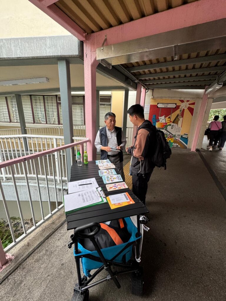 問起初心,邱錦平主席笑說:「初心都冇㗎。」這句話聽來隨意,卻很像他的人生軌跡,不是一早計劃好要走上地區服務的位置,而是在不同階段遇到人、遇到事,慢慢被推到前線,然後就認真地做下去。荃灣人熟悉他,多稱他「細平哥」。他現為荃灣鄉事委員會主席,亦是多年來參與地區、鄉村事務的重要人物。細平哥的父親曾任村長及鄉事會副主席,家族與鄉村事務早有淵源。不過年輕時的他,對村務未算特別熱衷,反而是在出來社會工作後,先接觸到工會、工友權益,才逐步建立起「有人需要,就應該出一分力」的信念。