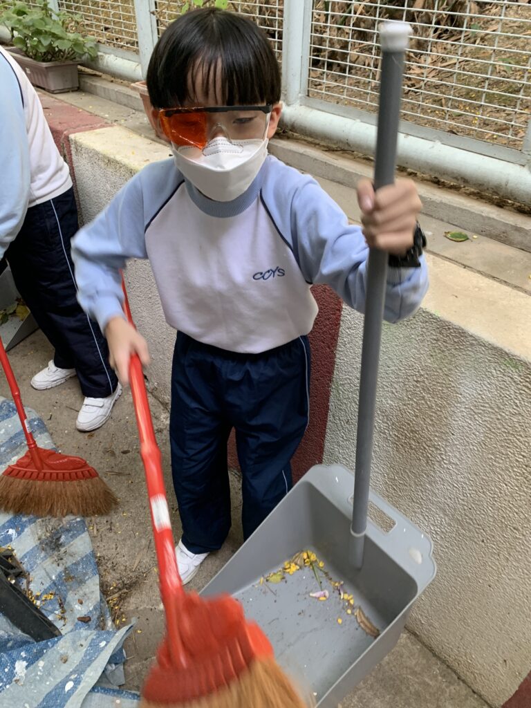 陳寧欣校長在五邑鄒振猷學校工作了三十年。回望入行之初,她坦言自己並不是一開始便立志成為老師。大學讀的是社會學,畢業後找工作,見到有小學聘請老師,便抱着「不如試下」的心態投身教育。這份工作最初來得有點偶然,卻在日復日的教學中慢慢變得重要。她從不把教育說成一句漂亮口號,而是很坦白地說,自己也是在課室裡一邊做、一邊學、一邊修正。剛開始教書時,她沒有太多經驗,也曾面對高年級學生時感到壓力;但她性格正面,遇到困難便繼續嘗試。那些初入行的跌碰,反而讓她更明白教師需要謙卑,也需要不斷成長。