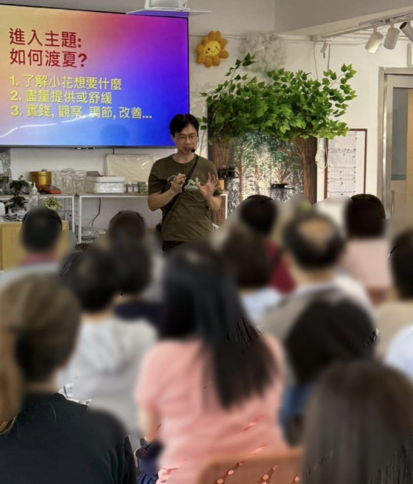 黃偉賢 Vincent 原本從事市場推廣,種花最初只是生活裡的一個興趣。疫情期間,他在家中露台種起花來,越種越多,最多時已有逾千盆。當一個人的興趣累積成一片小小花海,也自然吸引到同好。