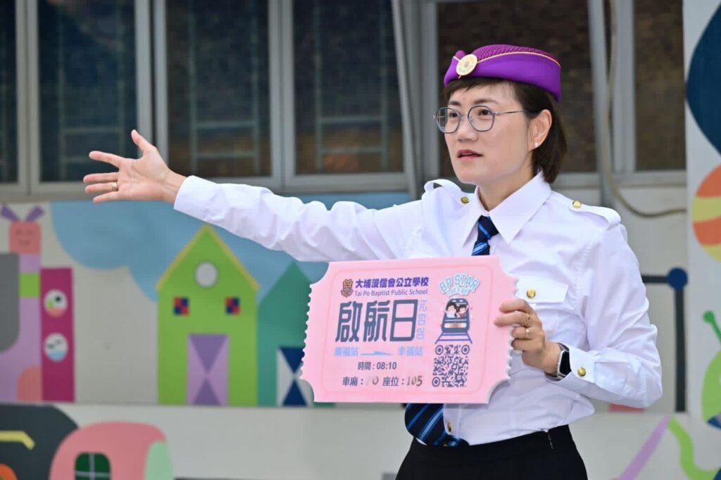蕭婷校長笑言，自己從小到大曾經很想加入紀律部隊，雖然她也坦言自己未必是一個很有紀律的人。後來回望，她相信這份志向，與中學時期接受的教育很有關係。那時候，她遇上一群很有愛的老師，被照顧、被栽培，也被一種有價值的教育文化深深影響。真正要作人生選擇時，她開始思考：有甚麼事情是有永恆價值，又能夠影響生命？答案慢慢指向教育。她曾任教中學兩年，後來選擇走進小學。原因很簡單，也很清晰：小朋友愈早得到合適的引導，生命被建立的機會愈大。對蕭校長而言，教育不只是教授知識，而是參與孩子的成長，陪他們建立品格、態度和對學習的熱情。