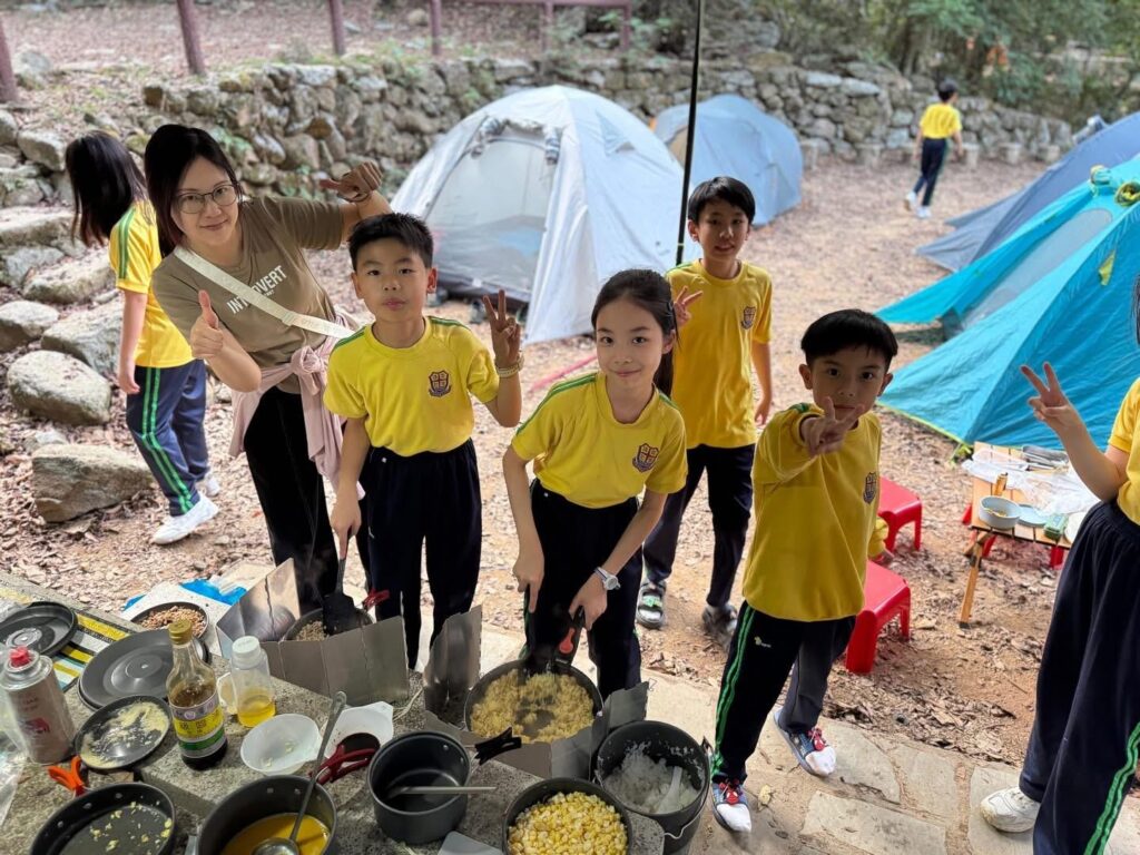 蕭婷校長笑言，自己從小到大曾經很想加入紀律部隊，雖然她也坦言自己未必是一個很有紀律的人。後來回望，她相信這份志向，與中學時期接受的教育很有關係。那時候，她遇上一群很有愛的老師，被照顧、被栽培，也被一種有價值的教育文化深深影響。真正要作人生選擇時，她開始思考：有甚麼事情是有永恆價值，又能夠影響生命？答案慢慢指向教育。她曾任教中學兩年，後來選擇走進小學。原因很簡單，也很清晰：小朋友愈早得到合適的引導，生命被建立的機會愈大。對蕭校長而言，教育不只是教授知識，而是參與孩子的成長，陪他們建立品格、態度和對學習的熱情。