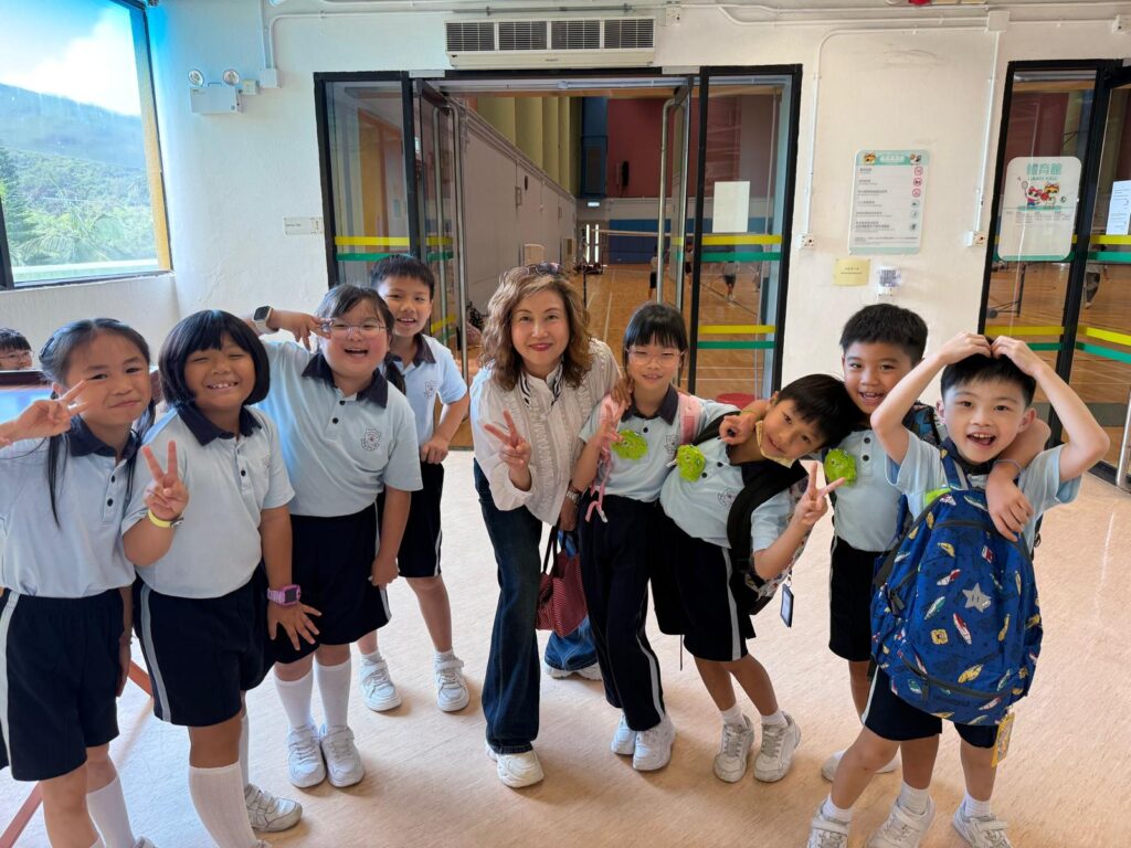 一所小學，可以不只是一個上課、考試、升中的地方。它也可以是一個讓孩子照顧生命、學習理財、接觸科技、服務社會、認識自己能力的成長場域。仁濟醫院羅陳楚思小學陳嘉碧校長，正帶領學校一步一步走向這樣的方向。在她眼中，教育不應只停留在分數和名次，也不應只滿足於把知識送進課室。真正重要的，是讓孩子在六年小學生活中，建立良好習慣，找到自己的強項，學會與人合作，也懂得為社會、為生命、為未來負責。這份教育信念，並非一開始便清晰成形，而是來自她多年在不同學校的經歷、持續進修的反思，以及與學生、同事同行的體會。