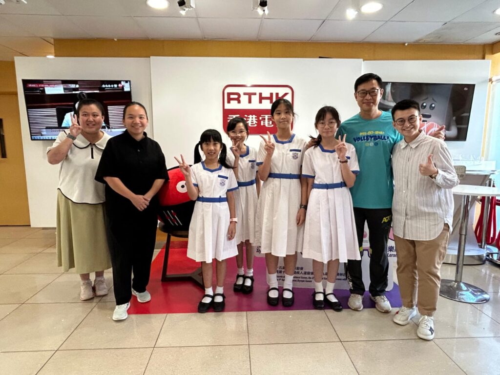 一所小學，可以不只是一個上課、考試、升中的地方。它也可以是一個讓孩子照顧生命、學習理財、接觸科技、服務社會、認識自己能力的成長場域。仁濟醫院羅陳楚思小學陳嘉碧校長，正帶領學校一步一步走向這樣的方向。在她眼中，教育不應只停留在分數和名次，也不應只滿足於把知識送進課室。真正重要的，是讓孩子在六年小學生活中，建立良好習慣，找到自己的強項，學會與人合作，也懂得為社會、為生命、為未來負責。這份教育信念，並非一開始便清晰成形，而是來自她多年在不同學校的經歷、持續進修的反思，以及與學生、同事同行的體會。