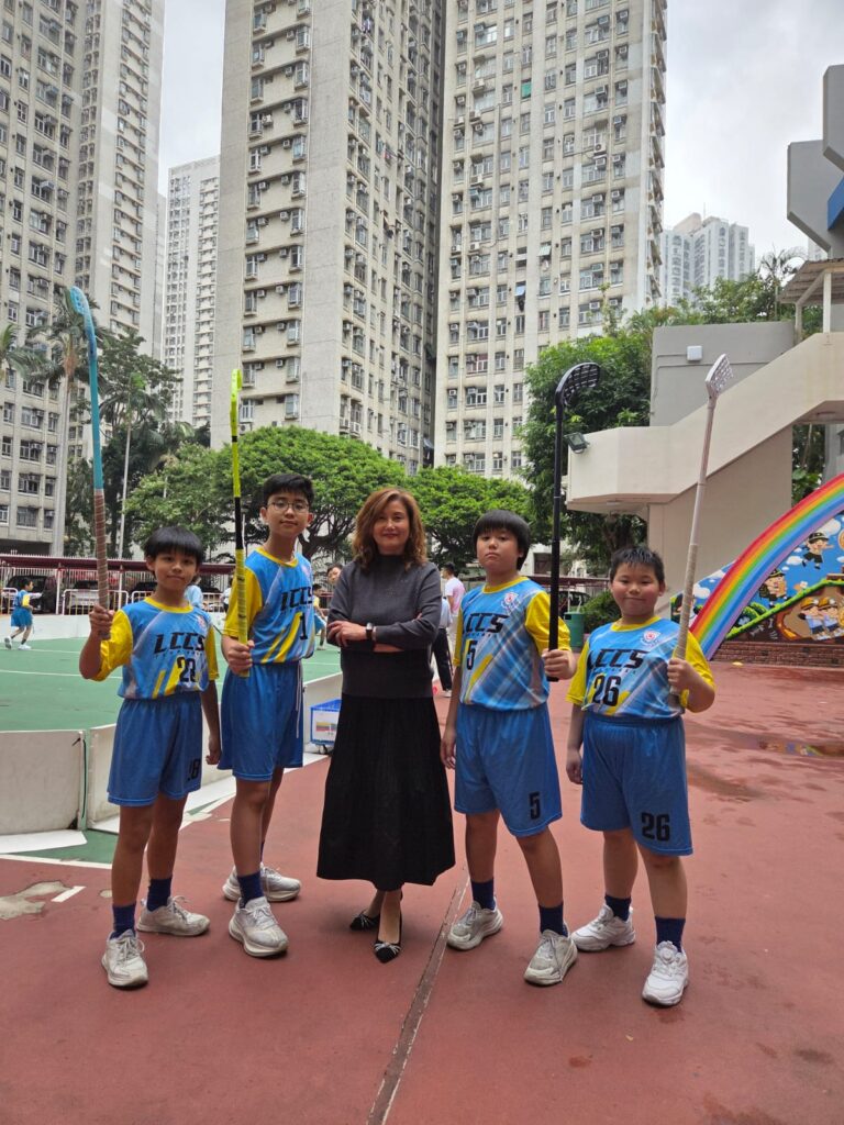 一所小學，可以不只是一個上課、考試、升中的地方。它也可以是一個讓孩子照顧生命、學習理財、接觸科技、服務社會、認識自己能力的成長場域。仁濟醫院羅陳楚思小學陳嘉碧校長，正帶領學校一步一步走向這樣的方向。在她眼中，教育不應只停留在分數和名次，也不應只滿足於把知識送進課室。真正重要的，是讓孩子在六年小學生活中，建立良好習慣，找到自己的強項，學會與人合作，也懂得為社會、為生命、為未來負責。這份教育信念，並非一開始便清晰成形，而是來自她多年在不同學校的經歷、持續進修的反思，以及與學生、同事同行的體會。