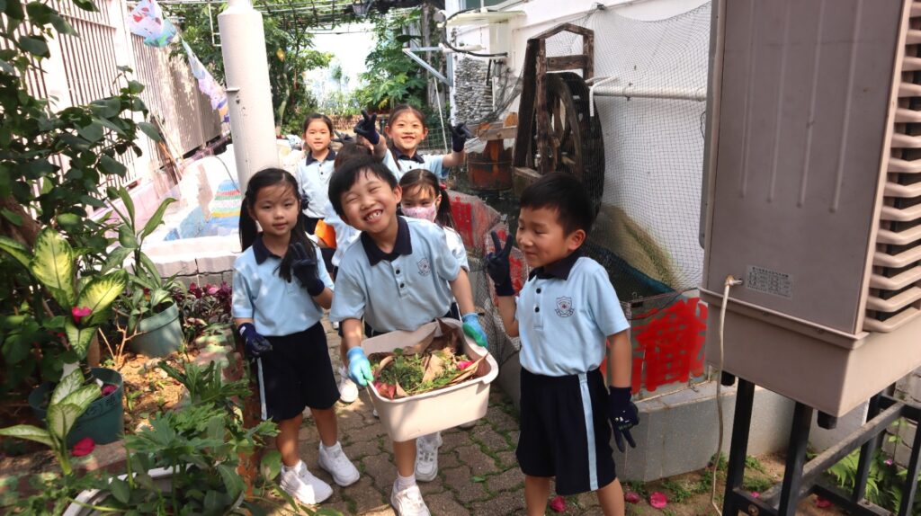 一所小學，可以不只是一個上課、考試、升中的地方。它也可以是一個讓孩子照顧生命、學習理財、接觸科技、服務社會、認識自己能力的成長場域。仁濟醫院羅陳楚思小學陳嘉碧校長，正帶領學校一步一步走向這樣的方向。在她眼中，教育不應只停留在分數和名次，也不應只滿足於把知識送進課室。真正重要的，是讓孩子在六年小學生活中，建立良好習慣，找到自己的強項，學會與人合作，也懂得為社會、為生命、為未來負責。這份教育信念，並非一開始便清晰成形，而是來自她多年在不同學校的經歷、持續進修的反思，以及與學生、同事同行的體會。