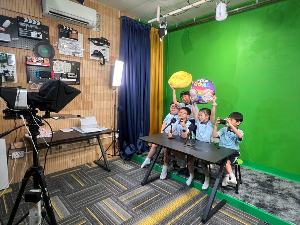 一所小學，可以不只是一個上課、考試、升中的地方。它也可以是一個讓孩子照顧生命、學習理財、接觸科技、服務社會、認識自己能力的成長場域。仁濟醫院羅陳楚思小學陳嘉碧校長，正帶領學校一步一步走向這樣的方向。在她眼中，教育不應只停留在分數和名次，也不應只滿足於把知識送進課室。真正重要的，是讓孩子在六年小學生活中，建立良好習慣，找到自己的強項，學會與人合作，也懂得為社會、為生命、為未來負責。這份教育信念，並非一開始便清晰成形，而是來自她多年在不同學校的經歷、持續進修的反思，以及與學生、同事同行的體會。