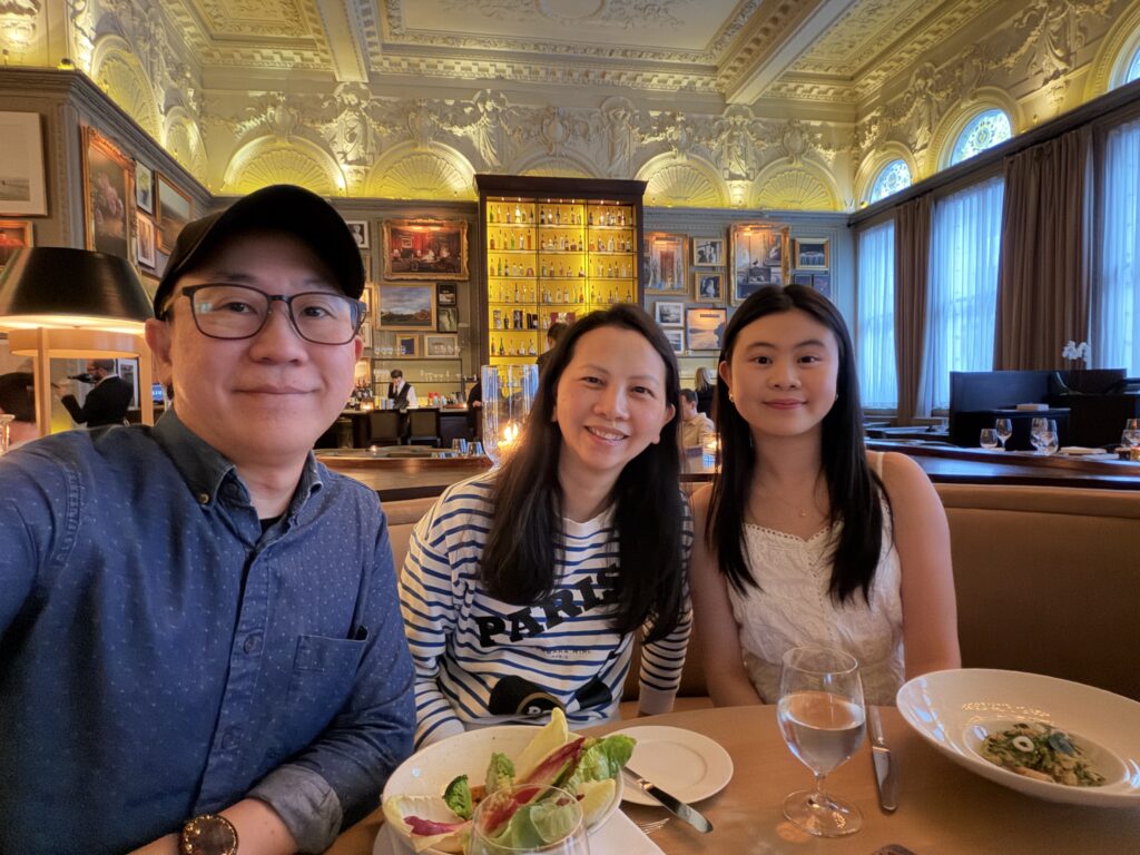 在香港談教育，很多人第一時間想到成績、升學、考試和競爭；但對黃思偉（Angus）來說，教育最重要的問題，並不只是孩子能考多少分，而是他們能否在成長路上看見自己的價值。從工程師、跨國科技企業管理層，到教育科技機構GRWTH副行政總裁，Angus的人生轉向，並不是一條刻意設計好的職業路線，而是由家庭經歷、學校觀察和對下一代的牽掛慢慢推動而成。兒子的罕見基因綜合症，讓他深深明白健康成長從來不是理所當然；女兒在挫折中學習反思，也讓他相信，每個孩子都需要一個被理解、被肯定、被陪伴整理人生經驗的環境。正因如此，他希望把科技放回人的成長之中，幫助家長、老師和學生重新連結。