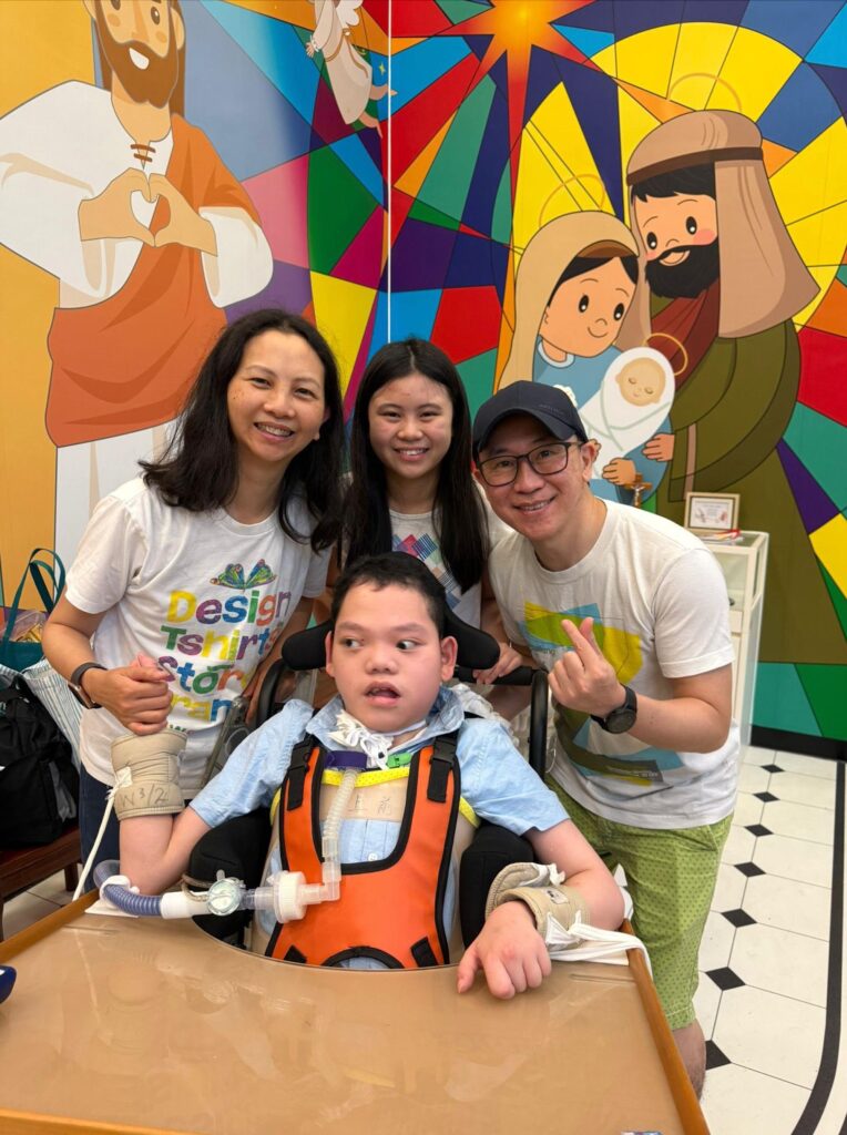 在香港談教育，很多人第一時間想到成績、升學、考試和競爭；但對黃思偉（Angus）來說，教育最重要的問題，並不只是孩子能考多少分，而是他們能否在成長路上看見自己的價值。從工程師、跨國科技企業管理層，到教育科技機構GRWTH副行政總裁，Angus的人生轉向，並不是一條刻意設計好的職業路線，而是由家庭經歷、學校觀察和對下一代的牽掛慢慢推動而成。兒子的罕見基因綜合症，讓他深深明白健康成長從來不是理所當然；女兒在挫折中學習反思，也讓他相信，每個孩子都需要一個被理解、被肯定、被陪伴整理人生經驗的環境。正因如此，他希望把科技放回人的成長之中，幫助家長、老師和學生重新連結。