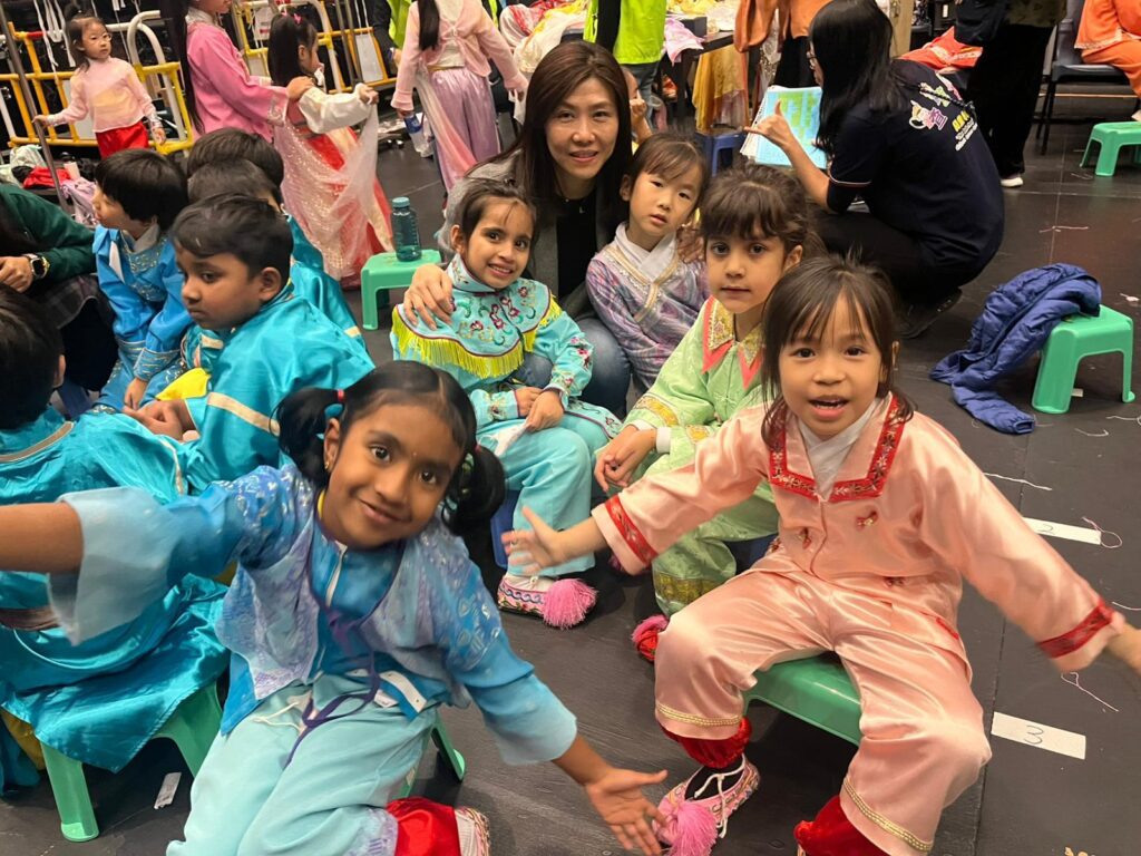 在怡寶中英文幼稚園，何銘欣校長常說，幼稚園教育不只是教孩子認字、唱歌、做功課，更重要的是陪伴孩子建立自信，也與家長一起面對成長路上的大小難題。由當年入行至今，她由助教、老師、主任，一步一步走到校長位置，多年來仍然堅持在學前教育前線，原因很簡單：「每年遇到不同的孩子和家長，一點一滴的幫助，皆是教育路上的堅持，有莫大的成功感。」