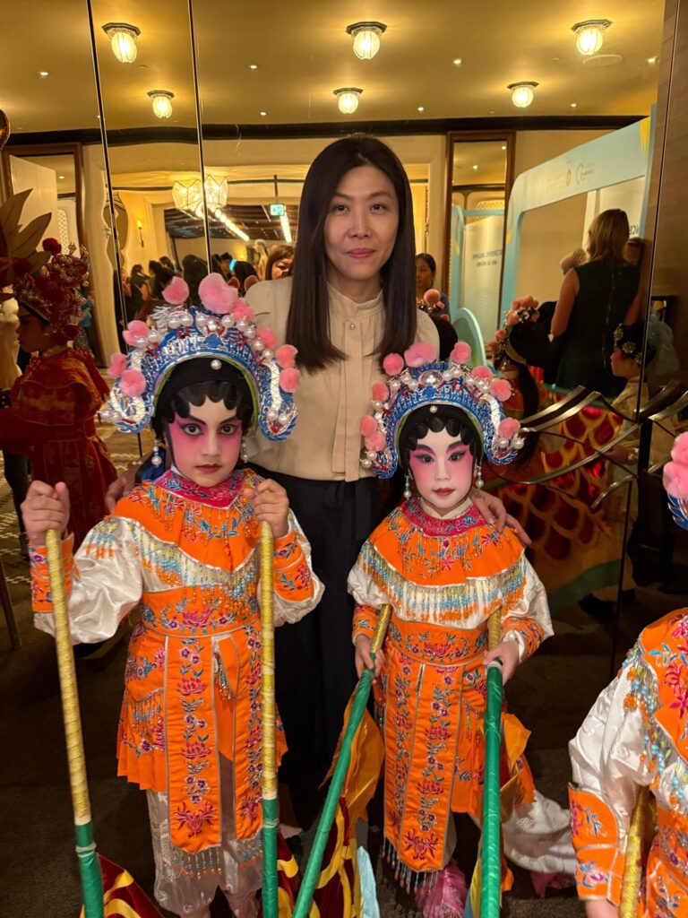 在怡寶中英文幼稚園，何銘欣校長常說，幼稚園教育不只是教孩子認字、唱歌、做功課，更重要的是陪伴孩子建立自信，也與家長一起面對成長路上的大小難題。由當年入行至今，她由助教、老師、主任，一步一步走到校長位置，多年來仍然堅持在學前教育前線，原因很簡單：「每年遇到不同的孩子和家長，一點一滴的幫助，皆是教育路上的堅持，有莫大的成功感。」
