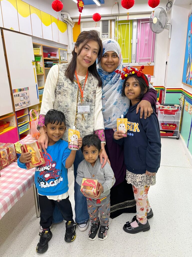 在怡寶中英文幼稚園，何銘欣校長常說，幼稚園教育不只是教孩子認字、唱歌、做功課，更重要的是陪伴孩子建立自信，也與家長一起面對成長路上的大小難題。由當年入行至今，她由助教、老師、主任，一步一步走到校長位置，多年來仍然堅持在學前教育前線，原因很簡單：「每年遇到不同的孩子和家長，一點一滴的幫助，皆是教育路上的堅持，有莫大的成功感。」