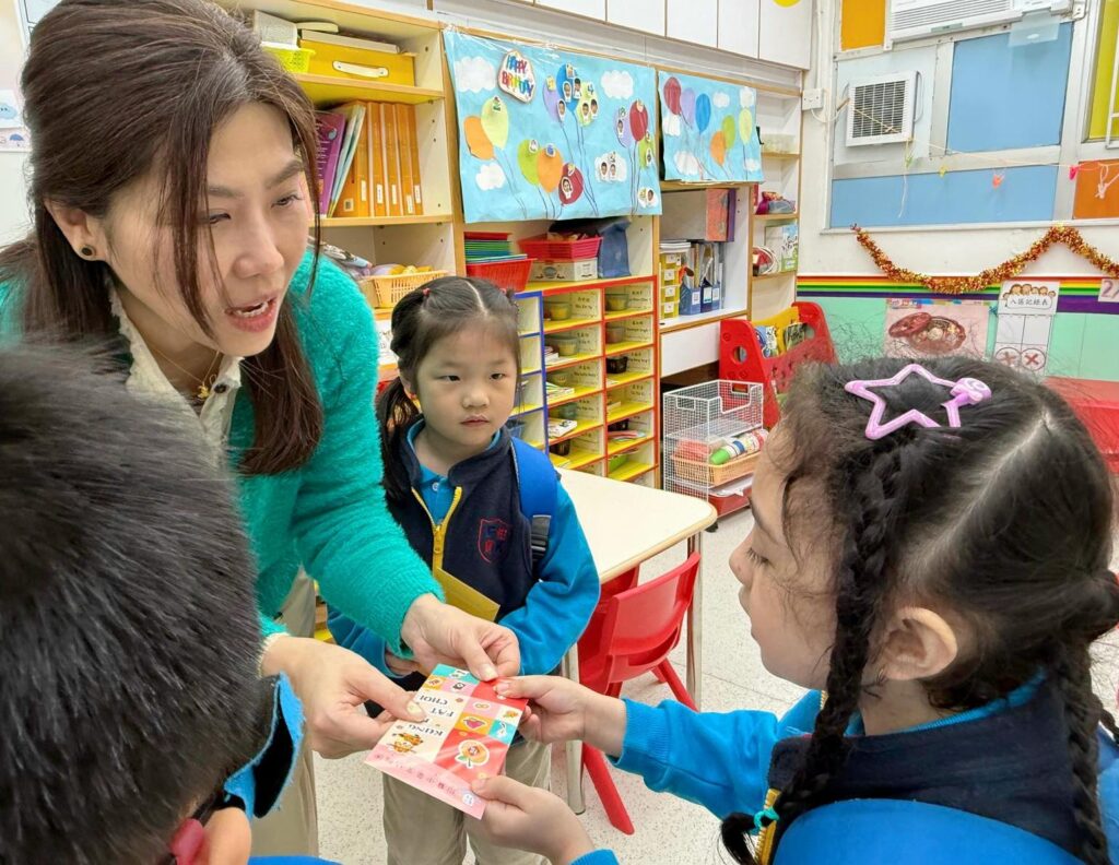 在怡寶中英文幼稚園，何銘欣校長常說，幼稚園教育不只是教孩子認字、唱歌、做功課，更重要的是陪伴孩子建立自信，也與家長一起面對成長路上的大小難題。由當年入行至今，她由助教、老師、主任，一步一步走到校長位置，多年來仍然堅持在學前教育前線，原因很簡單：「每年遇到不同的孩子和家長，一點一滴的幫助，皆是教育路上的堅持，有莫大的成功感。」