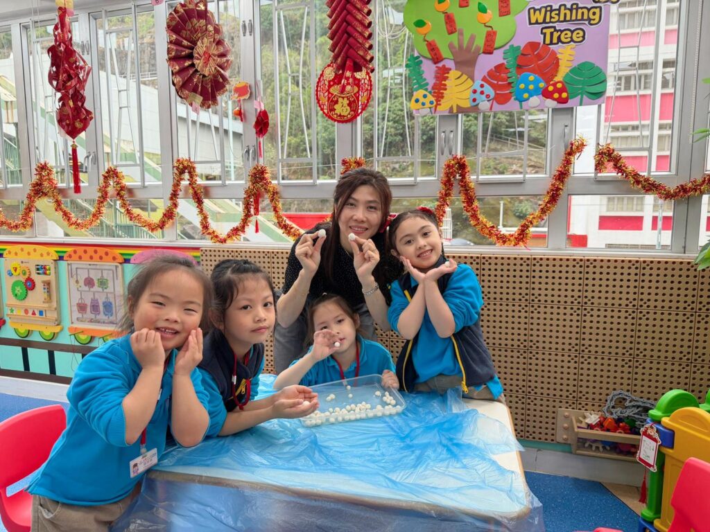 在怡寶中英文幼稚園，何銘欣校長常說，幼稚園教育不只是教孩子認字、唱歌、做功課，更重要的是陪伴孩子建立自信，也與家長一起面對成長路上的大小難題。由當年入行至今，她由助教、老師、主任，一步一步走到校長位置，多年來仍然堅持在學前教育前線，原因很簡單：「每年遇到不同的孩子和家長，一點一滴的幫助，皆是教育路上的堅持，有莫大的成功感。」