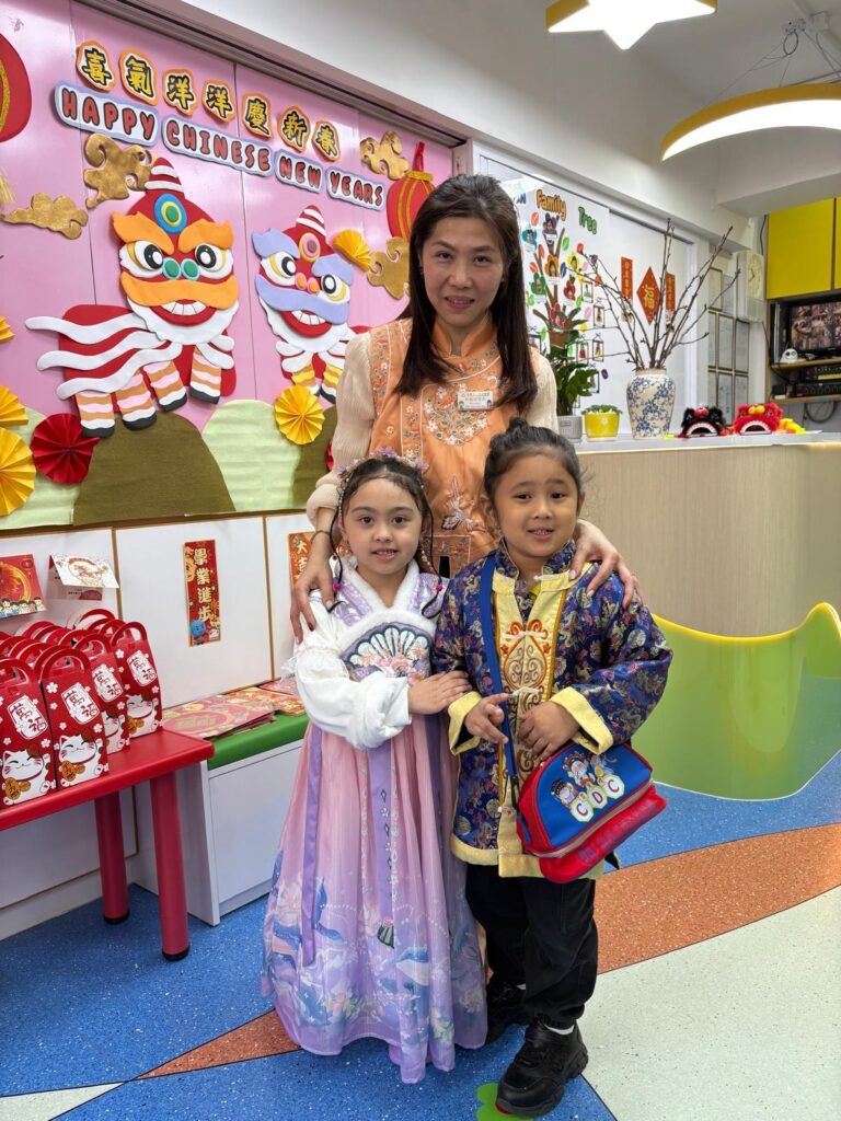 在怡寶中英文幼稚園，何銘欣校長常說，幼稚園教育不只是教孩子認字、唱歌、做功課，更重要的是陪伴孩子建立自信，也與家長一起面對成長路上的大小難題。由當年入行至今，她由助教、老師、主任，一步一步走到校長位置，多年來仍然堅持在學前教育前線，原因很簡單：「每年遇到不同的孩子和家長，一點一滴的幫助，皆是教育路上的堅持，有莫大的成功感。」