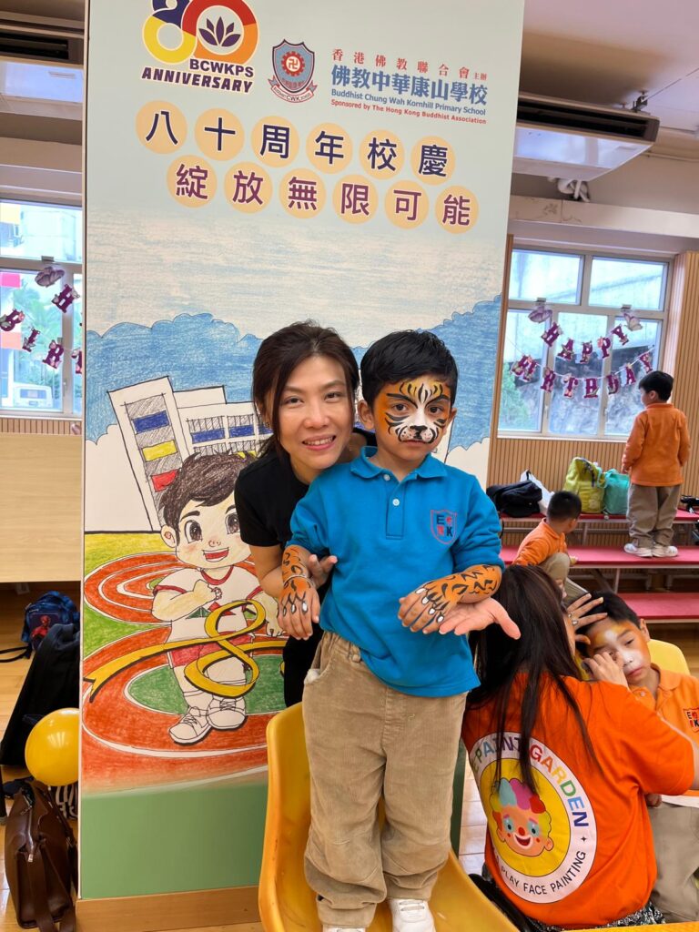 在怡寶中英文幼稚園，何銘欣校長常說，幼稚園教育不只是教孩子認字、唱歌、做功課，更重要的是陪伴孩子建立自信，也與家長一起面對成長路上的大小難題。由當年入行至今，她由助教、老師、主任，一步一步走到校長位置，多年來仍然堅持在學前教育前線，原因很簡單：「每年遇到不同的孩子和家長，一點一滴的幫助，皆是教育路上的堅持，有莫大的成功感。」