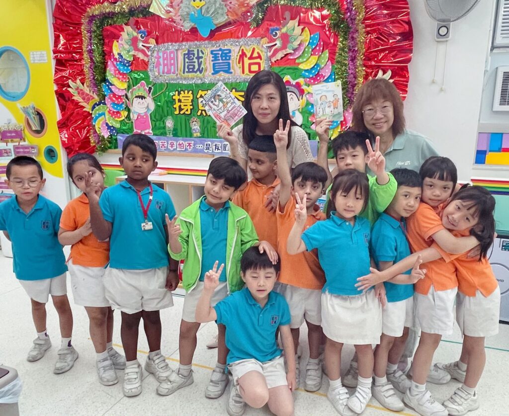 在怡寶中英文幼稚園，何銘欣校長常說，幼稚園教育不只是教孩子認字、唱歌、做功課，更重要的是陪伴孩子建立自信，也與家長一起面對成長路上的大小難題。由當年入行至今，她由助教、老師、主任，一步一步走到校長位置，多年來仍然堅持在學前教育前線，原因很簡單：「每年遇到不同的孩子和家長，一點一滴的幫助，皆是教育路上的堅持，有莫大的成功感。」