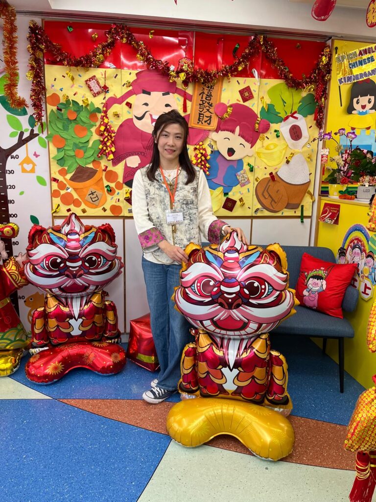 在怡寶中英文幼稚園，何銘欣校長常說，幼稚園教育不只是教孩子認字、唱歌、做功課，更重要的是陪伴孩子建立自信，也與家長一起面對成長路上的大小難題。由當年入行至今，她由助教、老師、主任，一步一步走到校長位置，多年來仍然堅持在學前教育前線，原因很簡單：「每年遇到不同的孩子和家長，一點一滴的幫助，皆是教育路上的堅持，有莫大的成功感。」