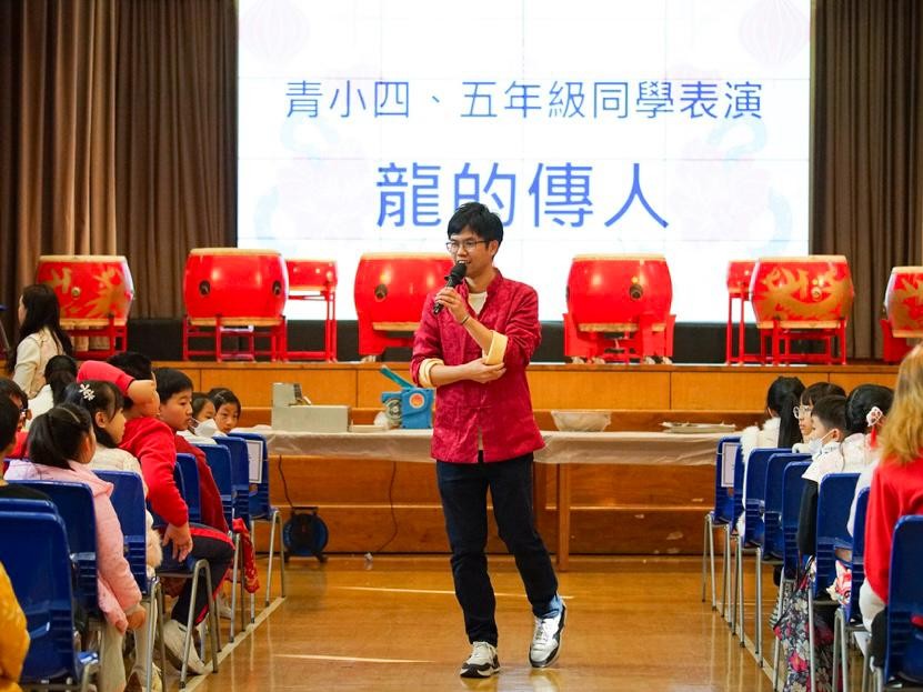 潘志煒老師仍記得,第一次帶學生走進社區做環保音樂活動時,場面其實不算完美。孩子們要自己準備、自己佈置、自己向陌生人介紹理念,還要即場用自製樂器表演。沒有成熟的說辭,沒有大人的全程代勞,甚至一開始也不是人人相信他們能做到。可是,正因為這一切都由孩子親手完成,現場反而有一種難得的真誠。從區議員的辦事處,到環保機構、電台節目和傳媒訪問,這班小學生一步一步證明:只要大人願意聆聽,孩子的聲音,也可以走進社區。