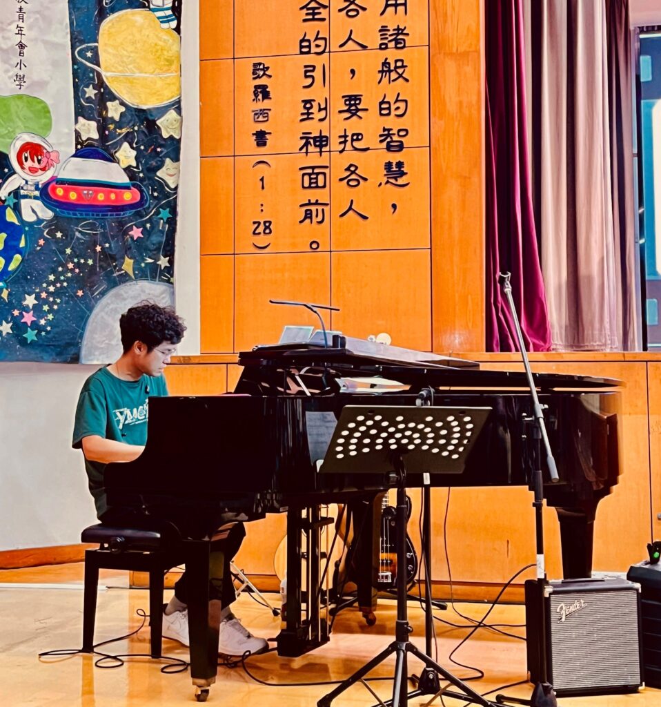 潘志煒老師仍記得,第一次帶學生走進社區做環保音樂活動時,場面其實不算完美。孩子們要自己準備、自己佈置、自己向陌生人介紹理念,還要即場用自製樂器表演。沒有成熟的說辭,沒有大人的全程代勞,甚至一開始也不是人人相信他們能做到。可是,正因為這一切都由孩子親手完成,現場反而有一種難得的真誠。從區議員的辦事處,到環保機構、電台節目和傳媒訪問,這班小學生一步一步證明:只要大人願意聆聽,孩子的聲音,也可以走進社區。