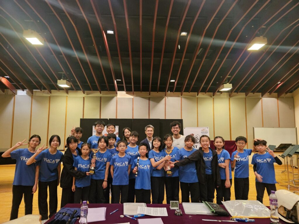 潘志煒老師仍記得,第一次帶學生走進社區做環保音樂活動時,場面其實不算完美。孩子們要自己準備、自己佈置、自己向陌生人介紹理念,還要即場用自製樂器表演。沒有成熟的說辭,沒有大人的全程代勞,甚至一開始也不是人人相信他們能做到。可是,正因為這一切都由孩子親手完成,現場反而有一種難得的真誠。從區議員的辦事處,到環保機構、電台節目和傳媒訪問,這班小學生一步一步證明:只要大人願意聆聽,孩子的聲音,也可以走進社區。