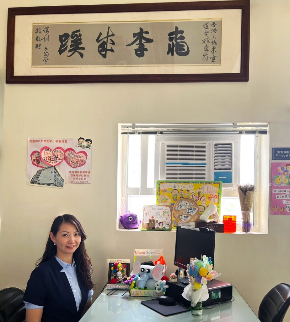 在深水埗一所小學裡,教育不是只發生在課室,也不只存在於課本之中。孩子可以在足球場上學英文,在舞台上唱出自信,在不同樂器和新興運動中發現自己的可能;家長也可以透過一碗湯、一場早茶,重新走近學校與孩子。大坑東宣道小學劉雪綸校長相信,每個孩子都需要機會被看見,而教育的責任,就是為他們創造更多「第一次」:第一次敢開口、第一次上台、第一次面對失敗、第一次發現自己原來可以。這份信念,來自她的成長經歷,也成為她帶領學校前行的方向。