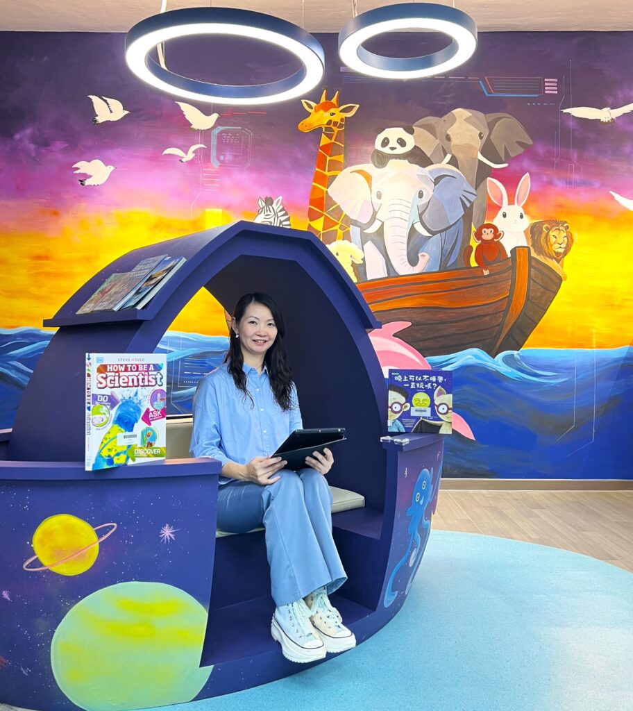 在深水埗一所小學裡,教育不是只發生在課室,也不只存在於課本之中。孩子可以在足球場上學英文,在舞台上唱出自信,在不同樂器和新興運動中發現自己的可能;家長也可以透過一碗湯、一場早茶,重新走近學校與孩子。大坑東宣道小學劉雪綸校長相信,每個孩子都需要機會被看見,而教育的責任,就是為他們創造更多「第一次」:第一次敢開口、第一次上台、第一次面對失敗、第一次發現自己原來可以。這份信念,來自她的成長經歷,也成為她帶領學校前行的方向。