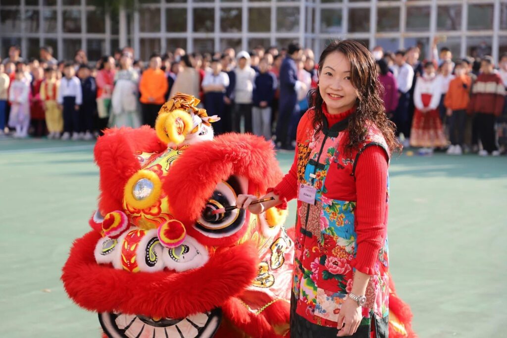在深水埗一所小學裡,教育不是只發生在課室,也不只存在於課本之中。孩子可以在足球場上學英文,在舞台上唱出自信,在不同樂器和新興運動中發現自己的可能;家長也可以透過一碗湯、一場早茶,重新走近學校與孩子。大坑東宣道小學劉雪綸校長相信,每個孩子都需要機會被看見,而教育的責任,就是為他們創造更多「第一次」:第一次敢開口、第一次上台、第一次面對失敗、第一次發現自己原來可以。這份信念,來自她的成長經歷,也成為她帶領學校前行的方向。