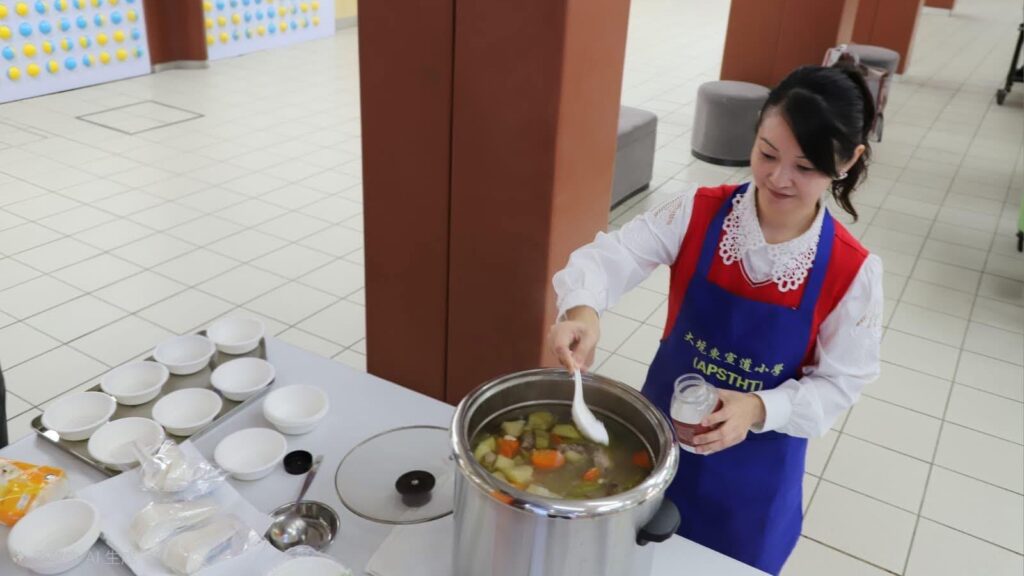 在深水埗一所小學裡,教育不是只發生在課室,也不只存在於課本之中。孩子可以在足球場上學英文,在舞台上唱出自信,在不同樂器和新興運動中發現自己的可能;家長也可以透過一碗湯、一場早茶,重新走近學校與孩子。大坑東宣道小學劉雪綸校長相信,每個孩子都需要機會被看見,而教育的責任,就是為他們創造更多「第一次」:第一次敢開口、第一次上台、第一次面對失敗、第一次發現自己原來可以。這份信念,來自她的成長經歷,也成為她帶領學校前行的方向。