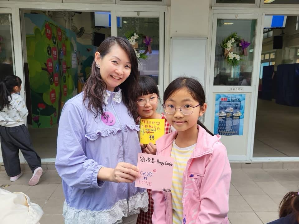 在深水埗一所小學裡,教育不是只發生在課室,也不只存在於課本之中。孩子可以在足球場上學英文,在舞台上唱出自信,在不同樂器和新興運動中發現自己的可能;家長也可以透過一碗湯、一場早茶,重新走近學校與孩子。大坑東宣道小學劉雪綸校長相信,每個孩子都需要機會被看見,而教育的責任,就是為他們創造更多「第一次」:第一次敢開口、第一次上台、第一次面對失敗、第一次發現自己原來可以。這份信念,來自她的成長經歷,也成為她帶領學校前行的方向。