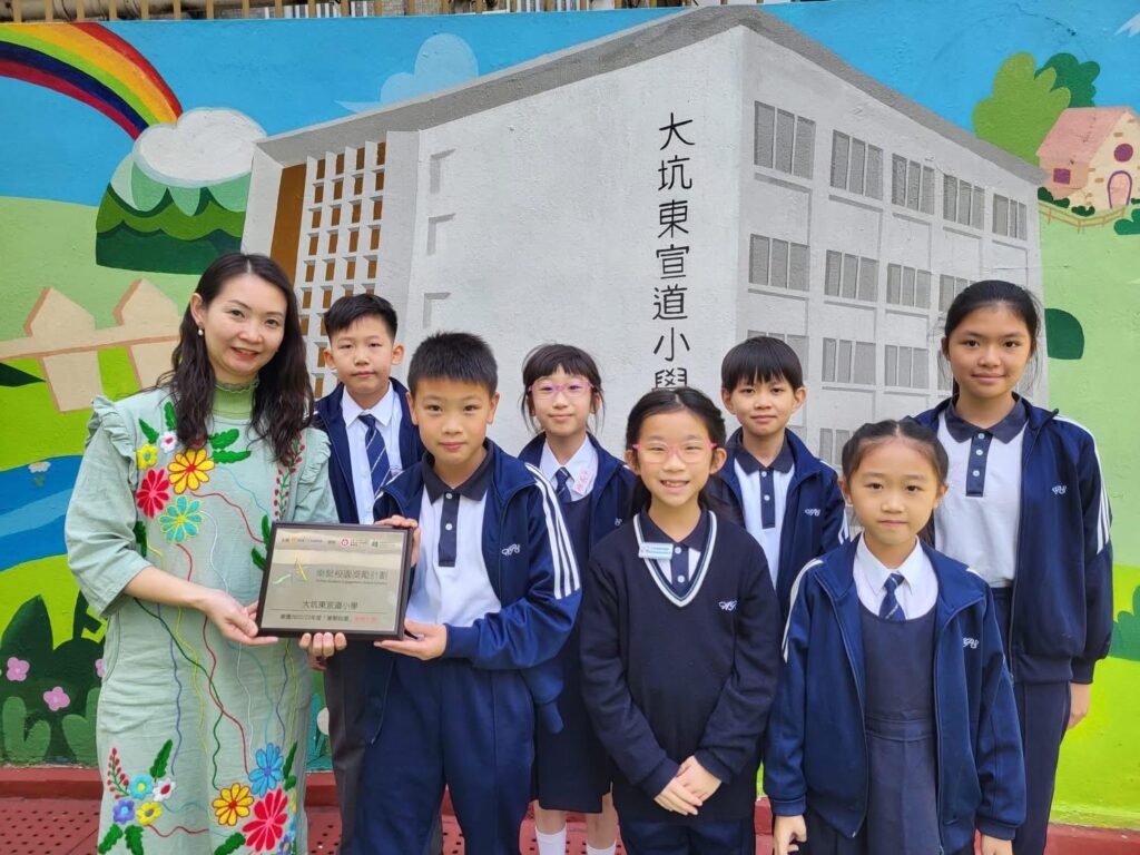 在深水埗一所小學裡,教育不是只發生在課室,也不只存在於課本之中。孩子可以在足球場上學英文,在舞台上唱出自信,在不同樂器和新興運動中發現自己的可能;家長也可以透過一碗湯、一場早茶,重新走近學校與孩子。大坑東宣道小學劉雪綸校長相信,每個孩子都需要機會被看見,而教育的責任,就是為他們創造更多「第一次」:第一次敢開口、第一次上台、第一次面對失敗、第一次發現自己原來可以。這份信念,來自她的成長經歷,也成為她帶領學校前行的方向。