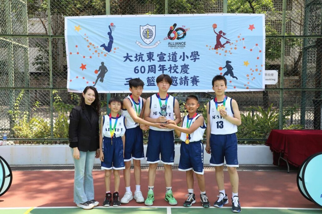 在深水埗一所小學裡,教育不是只發生在課室,也不只存在於課本之中。孩子可以在足球場上學英文,在舞台上唱出自信,在不同樂器和新興運動中發現自己的可能;家長也可以透過一碗湯、一場早茶,重新走近學校與孩子。大坑東宣道小學劉雪綸校長相信,每個孩子都需要機會被看見,而教育的責任,就是為他們創造更多「第一次」:第一次敢開口、第一次上台、第一次面對失敗、第一次發現自己原來可以。這份信念,來自她的成長經歷,也成為她帶領學校前行的方向。