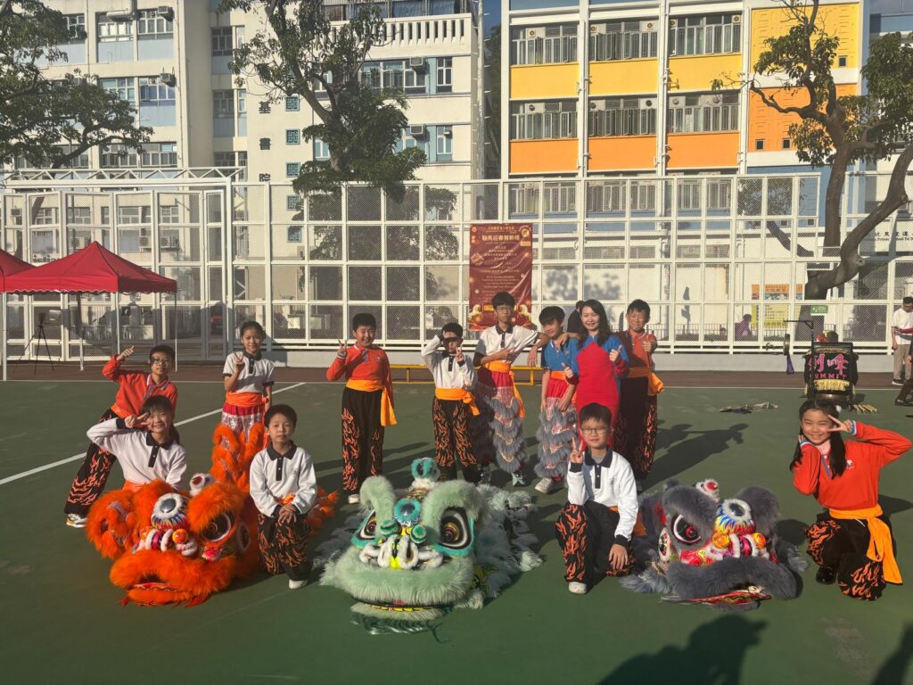 在深水埗一所小學裡,教育不是只發生在課室,也不只存在於課本之中。孩子可以在足球場上學英文,在舞台上唱出自信,在不同樂器和新興運動中發現自己的可能;家長也可以透過一碗湯、一場早茶,重新走近學校與孩子。大坑東宣道小學劉雪綸校長相信,每個孩子都需要機會被看見,而教育的責任,就是為他們創造更多「第一次」:第一次敢開口、第一次上台、第一次面對失敗、第一次發現自己原來可以。這份信念,來自她的成長經歷,也成為她帶領學校前行的方向。