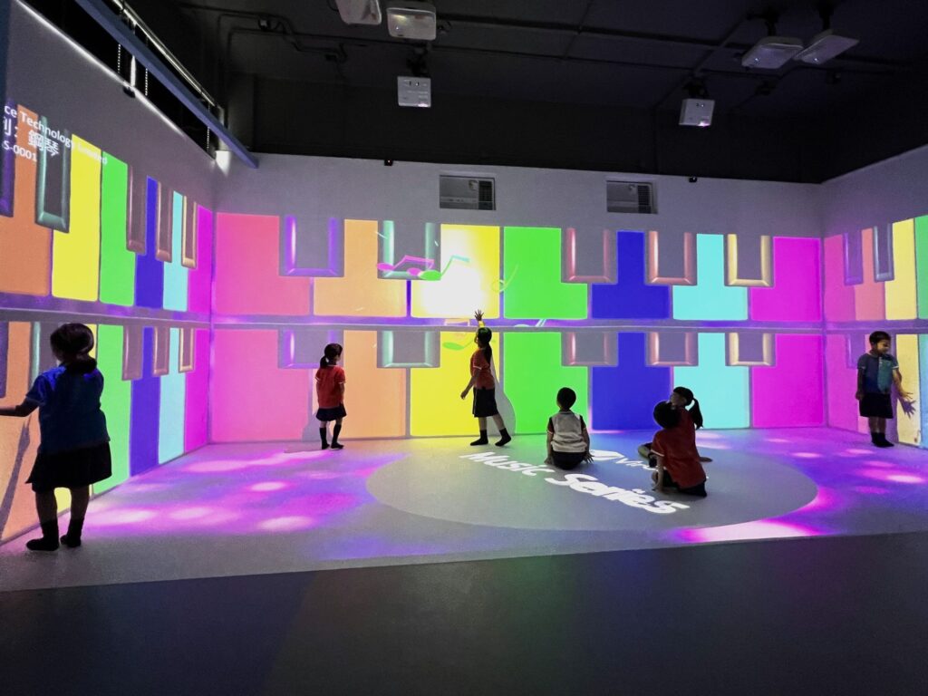 在深水埗一所小學裡,教育不是只發生在課室,也不只存在於課本之中。孩子可以在足球場上學英文,在舞台上唱出自信,在不同樂器和新興運動中發現自己的可能;家長也可以透過一碗湯、一場早茶,重新走近學校與孩子。大坑東宣道小學劉雪綸校長相信,每個孩子都需要機會被看見,而教育的責任,就是為他們創造更多「第一次」:第一次敢開口、第一次上台、第一次面對失敗、第一次發現自己原來可以。這份信念,來自她的成長經歷,也成為她帶領學校前行的方向。