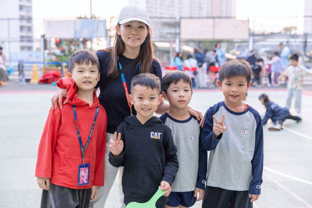 在幼稚園教育裡,最動人的地方,往往不是孩子學會了多少個生字、能背多少句英文,而是他們如何在一個被理解、被引導的環境中,慢慢學會感恩、尊重、承擔與自信。中華基督教青年會葵涌幼稚園梁倩婉校長相信,幼兒教育的真正價值,是在孩子開始認識自己、認識世界的階段,為他們建立面對成長的根基。她帶領學校重視品格,也重視學習;相信快樂,也相信規矩;陪伴孩子探索世界,也與家長一起同行。