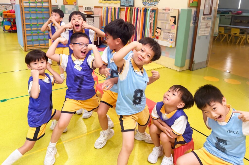 在幼稚園教育裡,最動人的地方,往往不是孩子學會了多少個生字、能背多少句英文,而是他們如何在一個被理解、被引導的環境中,慢慢學會感恩、尊重、承擔與自信。中華基督教青年會葵涌幼稚園梁倩婉校長相信,幼兒教育的真正價值,是在孩子開始認識自己、認識世界的階段,為他們建立面對成長的根基。她帶領學校重視品格,也重視學習;相信快樂,也相信規矩;陪伴孩子探索世界,也與家長一起同行。