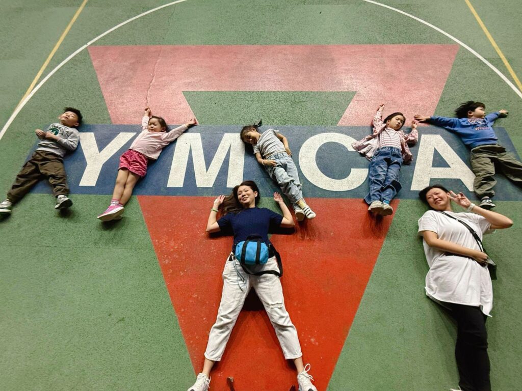 在幼稚園教育裡,最動人的地方,往往不是孩子學會了多少個生字、能背多少句英文,而是他們如何在一個被理解、被引導的環境中,慢慢學會感恩、尊重、承擔與自信。中華基督教青年會葵涌幼稚園梁倩婉校長相信,幼兒教育的真正價值,是在孩子開始認識自己、認識世界的階段,為他們建立面對成長的根基。她帶領學校重視品格,也重視學習;相信快樂,也相信規矩;陪伴孩子探索世界,也與家長一起同行。