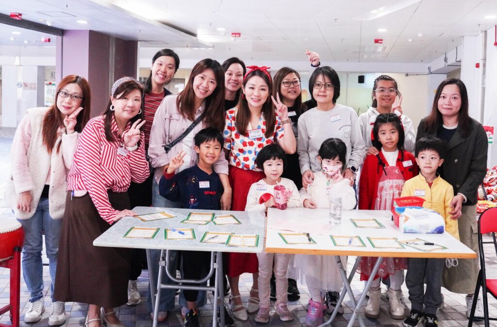 在幼稚園教育裡,最動人的地方,往往不是孩子學會了多少個生字、能背多少句英文,而是他們如何在一個被理解、被引導的環境中,慢慢學會感恩、尊重、承擔與自信。中華基督教青年會葵涌幼稚園梁倩婉校長相信,幼兒教育的真正價值,是在孩子開始認識自己、認識世界的階段,為他們建立面對成長的根基。她帶領學校重視品格,也重視學習;相信快樂,也相信規矩;陪伴孩子探索世界,也與家長一起同行。