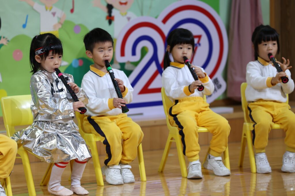 在幼稚園教育裡,最動人的地方,往往不是孩子學會了多少個生字、能背多少句英文,而是他們如何在一個被理解、被引導的環境中,慢慢學會感恩、尊重、承擔與自信。中華基督教青年會葵涌幼稚園梁倩婉校長相信,幼兒教育的真正價值,是在孩子開始認識自己、認識世界的階段,為他們建立面對成長的根基。她帶領學校重視品格,也重視學習;相信快樂,也相信規矩;陪伴孩子探索世界,也與家長一起同行。